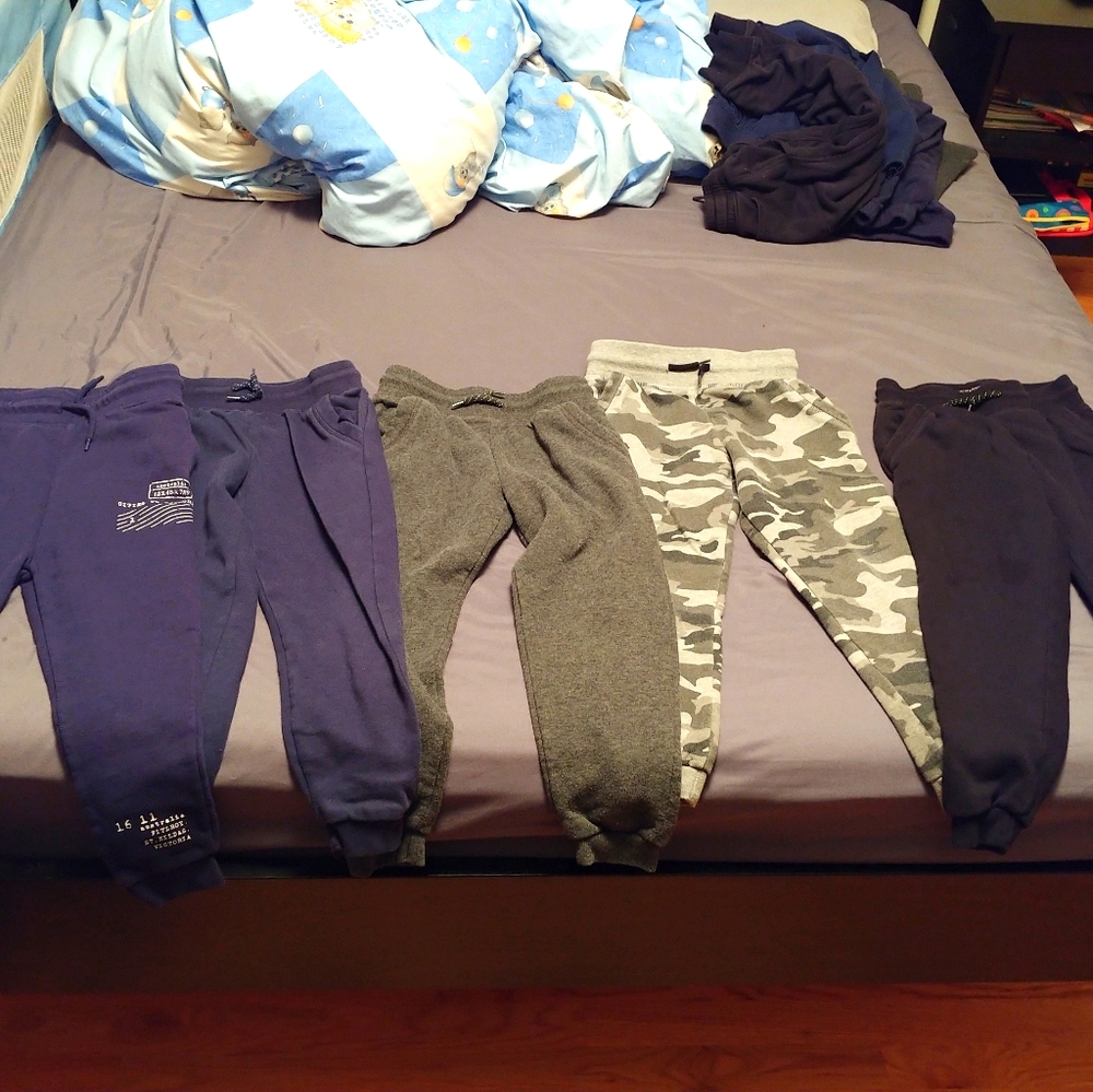 5 pairs of 6 to 7 yrs old joggers!